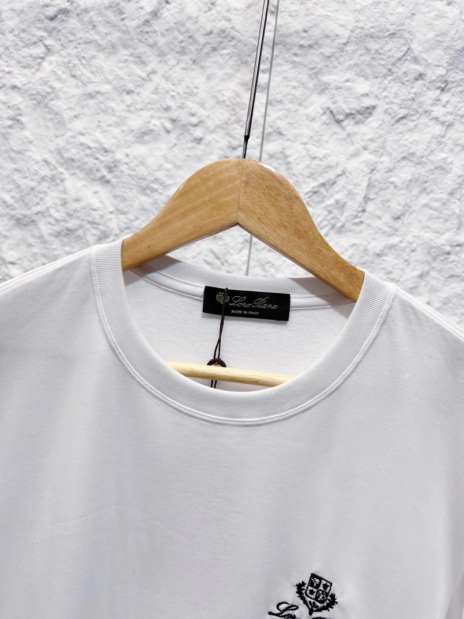 LP (Loro Piana Nuoyou Piana) (long-term large number of In Stock, not removed from the shelves) French Normandy high-count cotton knitted long-sleeved T-shirt, embroidered family crest logo on the left chest, ready-to-wear washing process, simple slim fit bottoming version long-sleeved round neck T-shirt, the fabric is made of high-count combed long-staple cotton plain weave, pre-shrunk with liquid ammonia The garment is washed; high-density computerized embroidery is done on the left chest, the badge and handwritten monogram are embroidered, the stitches are fine and smooth, and the threads on the back are cleaned after embroidery; the neckline is threaded with two needles of the same material, and the cuffs and hem are all threaded. The overall shape is simple and well-fitting. Color: Black White Sizes: S-2XL (worry-free after-sales service)